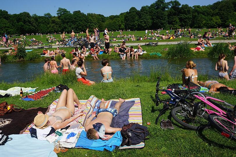 Der Sommer ist da und Münchens Bürger stürmen in den Englischen Garten! Sehen Sie hier die Bilder!