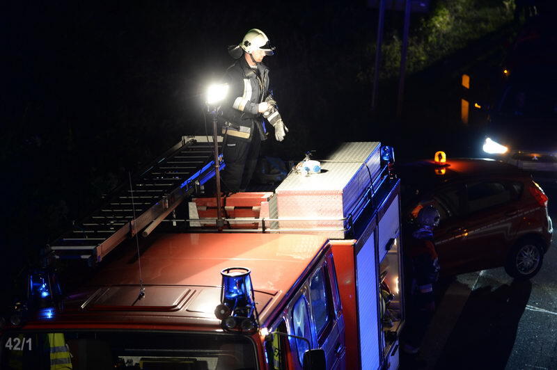 Unfall-Drama auf der A8 bei Grabenstätt: Eine französische Familie kracht mit ihrem Auto in ein Pannen-Auto. Bei dem Crash entsteht ein Trümmerfeld mit einer Länge von 300 Metern. Die Insassen kommen in die Klinik. Die Bilder...