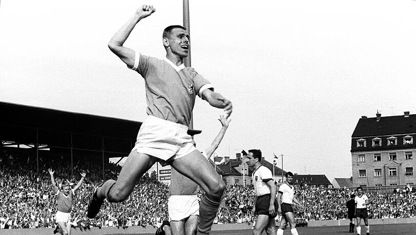 Die Mutter aller Derbys: Das erste Bundesliga-Derby begann mit einem Paukenschlag. Am 14. Juni 1965 traf Timo Konietzka bereits nach wenigen Sekunden. Dabei blieb es. Die Löwen gewannen vor 45.000 Zuschauern mit 1:0. Die Mutter aller Derbys: Das erste Bundesliga-Derby begann mit einem Paukenschlag. Am 14. Juni 1965 traf Timo Konietzka bereits nach wenigen Sekunden. Dabei blieb es. Die Löwen gewannen vor 45.000 Zuschauern mit 1:0.