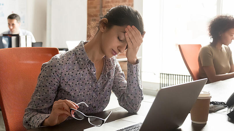 Stress und Verspannungen im Nacken können zu Kopfschmerzen führen.