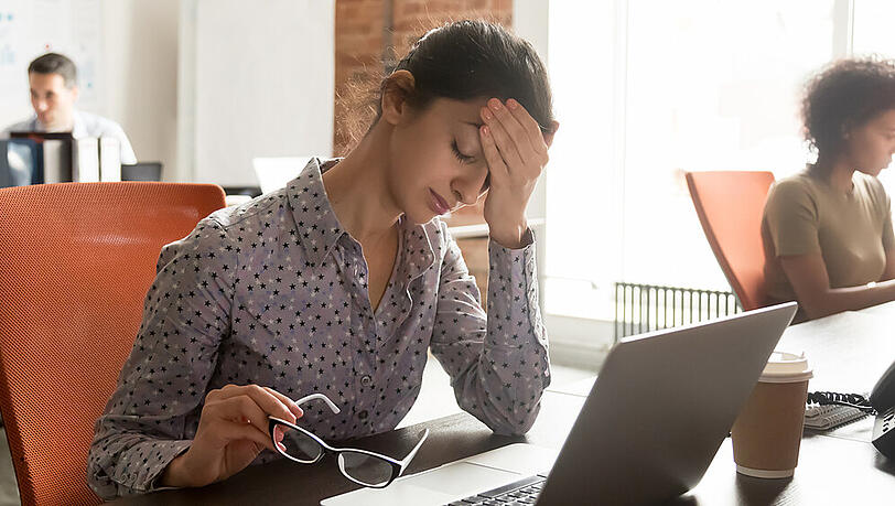 Stress und Verspannungen im Nacken können zu Kopfschmerzen führen. Stress und Verspannungen im Nacken können zu Kopfschmerzen führen.