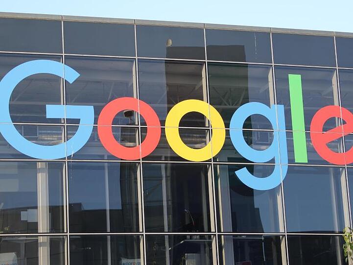 Googles Betriebssystem Android finde sich auf etwa zwei Milliarden Smartphones weltweit.