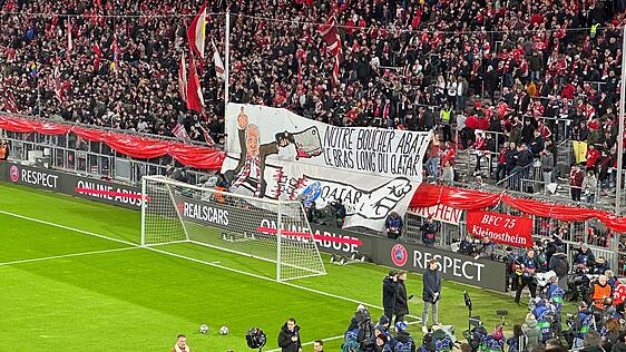 Banner in der Fankurve vor dem Paris-Spiel