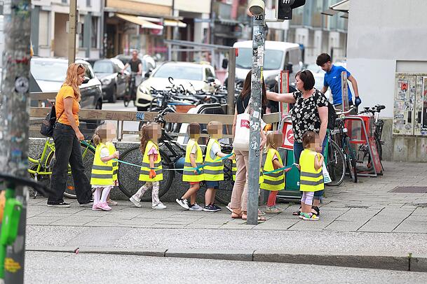 Kitakinder in Warnwesten: Kinder und Senioren fühlen sich auf dem schmalen Gehweg der Augustenstraße nicht sicher.