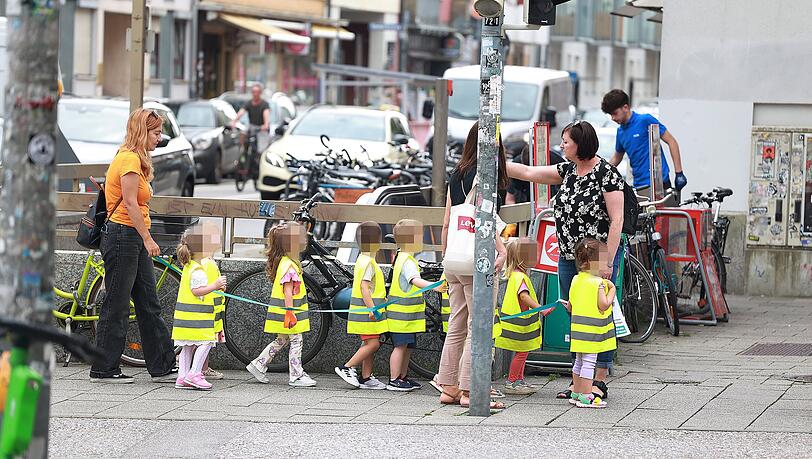 Kitakinder in Warnwesten: Kinder und Senioren fühlen sich auf dem schmalen Gehweg der Augustenstraße nicht sicher.