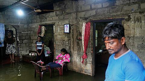 Erdrutsche, blockierte Stra&szlig;en und Hochwasser in Wohnh&auml;usern: Die Folgen des Zyklons legen das &ouml;ffentliche Leben auf Sri Lanka nahezu lahm.