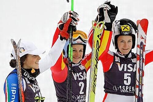 Freute sich über den ersten Weltcup-Erfolg ihrer Karriere: Kathrin Hölzl (Mitte), eingerahmt von der Zweitplatzierten Kathrin Hölzl (rechts) und der Dritten, der Italienerin Federica Brignone.