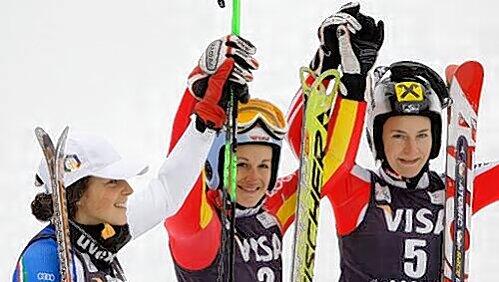 Freute sich über den ersten Weltcup-Erfolg ihrer Karriere: Kathrin Hölzl (Mitte), eingerahmt von der Zweitplatzierten Kathrin Hölzl (rechts) und der Dritten, der Italienerin Federica Brignone. Freute sich über den ersten Weltcup-Erfolg ihrer Karriere: Kathrin Hölzl (Mitte), eingerahmt von der Zweitplatzierten Kathrin Hölzl (rechts) und der Dritten, der Italienerin Federica Brignone.