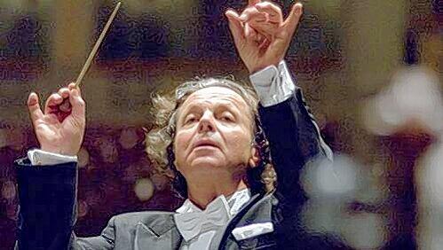 Dirigierte die "Neunte": Georg Schmöhe, Ex-Chef der Nürnberger und jetzt der Münchner Symphoniker Dirigierte die "Neunte": Georg Schmöhe, Ex-Chef der Nürnberger und jetzt der Münchner Symphoniker