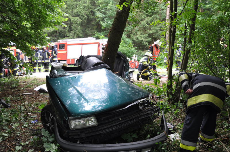 Der Wagen zerschellte an einem Baum - der Fahrer starb an der Unfallstelle.