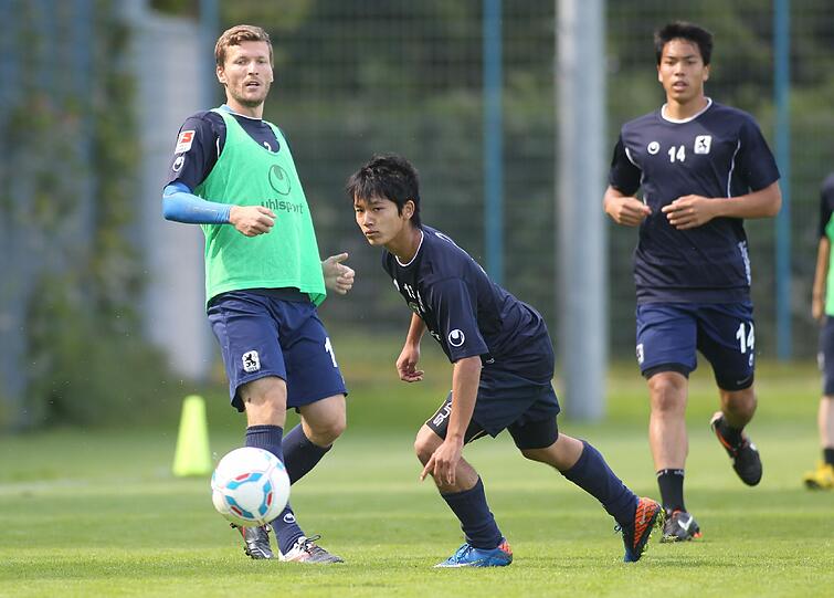 Benny Lauth und Bobby Wood beobachten Shinya Iwaki.