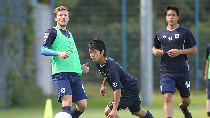 Benny Lauth und Bobby Wood beobachten Shinya Iwaki. Benny Lauth und Bobby Wood beobachten Shinya Iwaki.