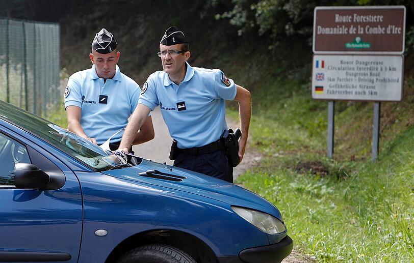 Die Gendarmerie sperrt den Tatort ab
