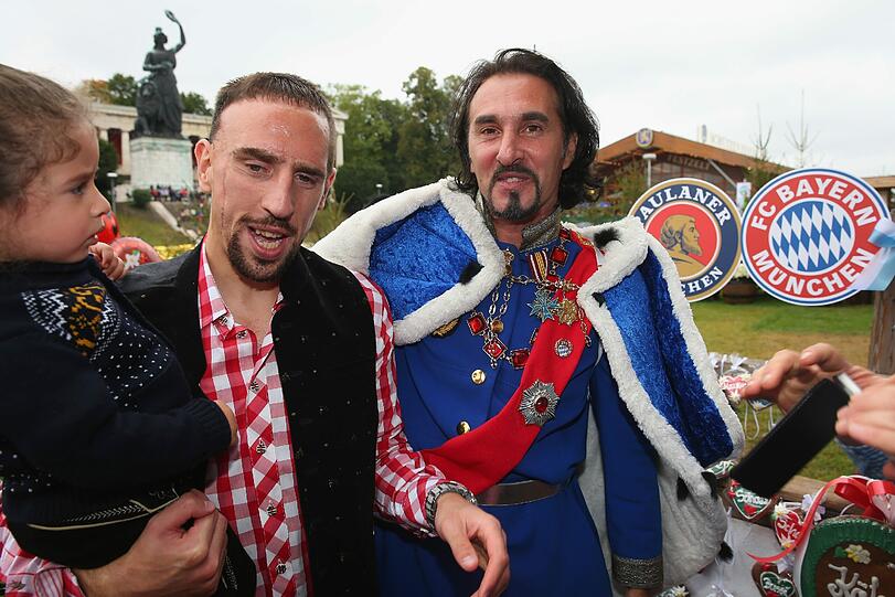 Franck Ribéry mit einem Doppelgänger von Ludwig II.