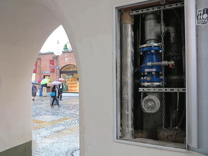 Schnappschuss am Alten Rathaus: Wer braucht noch einen Hydranten bei dem Wetter?