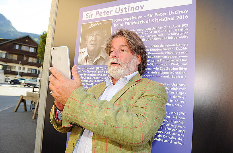 Selfie mit dem verstorbenen Vater im Hintergrund: Igor Ustinov.