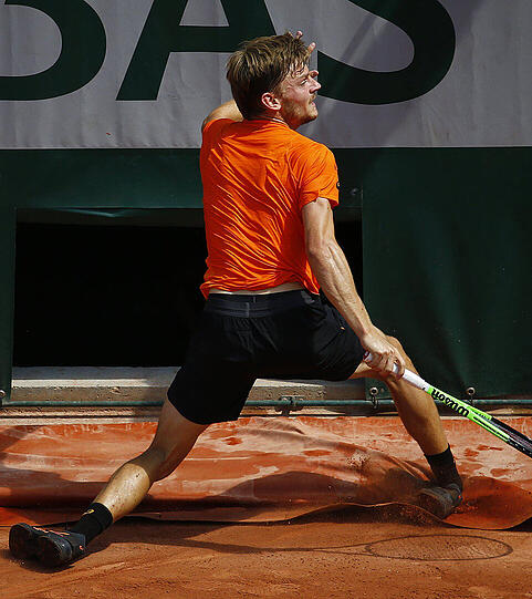 Schlimme Szenen bei den French Open: Der Belgier David Goffin verletzt sich bei seinem Drittrundenmatch gegen den Argentinier Horacio Zeballos.