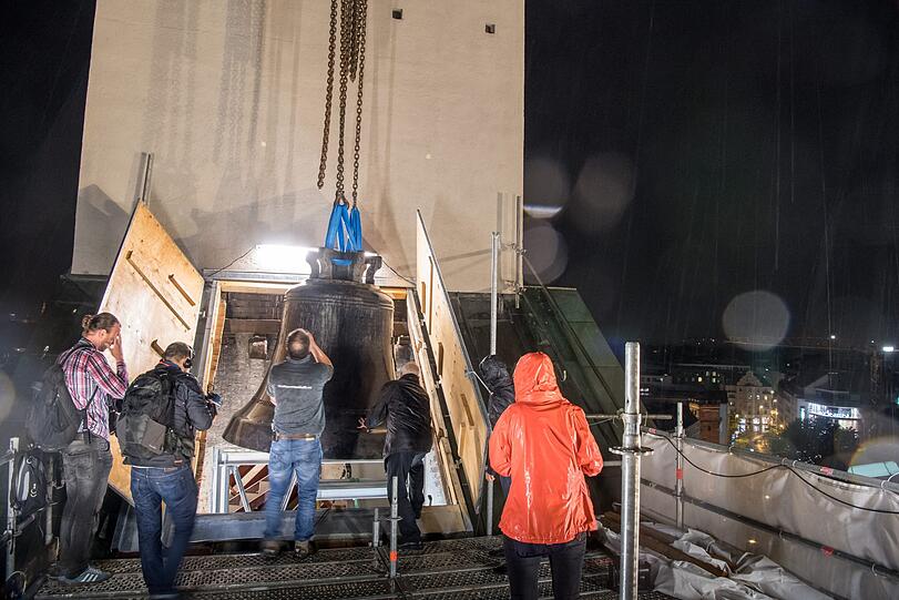 Von der Ankunft auf dem Lkw bis rauf in den Turm - verfolgen Sie den Weg der Jubiläumsglocke in Bildern.