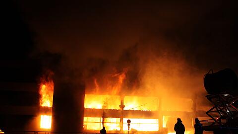 Am Mittwochabend stand die Lagerhalle in Flammen.