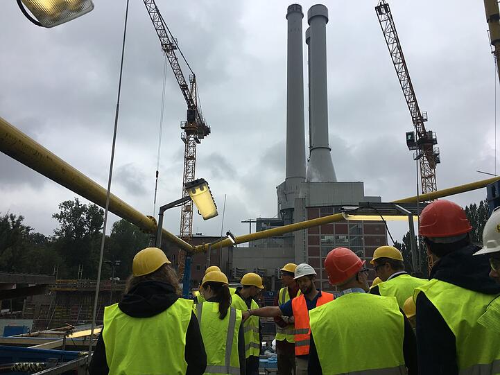 Eine Besuchergruppe aus SPD und Umweltaktivisten auf der Baustelle.