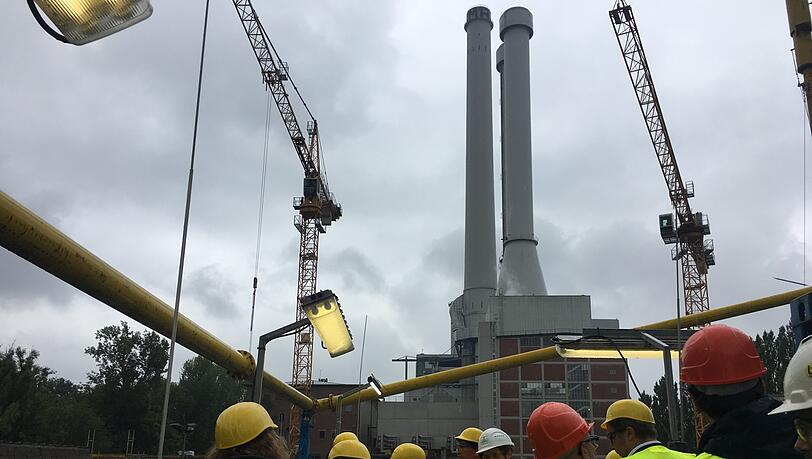 Eine Besuchergruppe aus SPD und Umweltaktivisten auf der Baustelle.