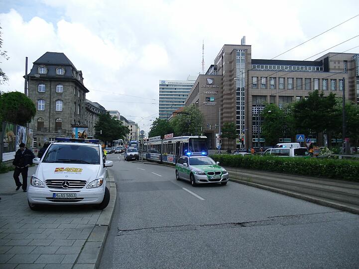 Trambahn-Unfall am Hauptbahnhof: Ein etwa 50-jähriger Mann ist vor den Zug gerannt und dabei schwer verletzt worden. Die Bilder