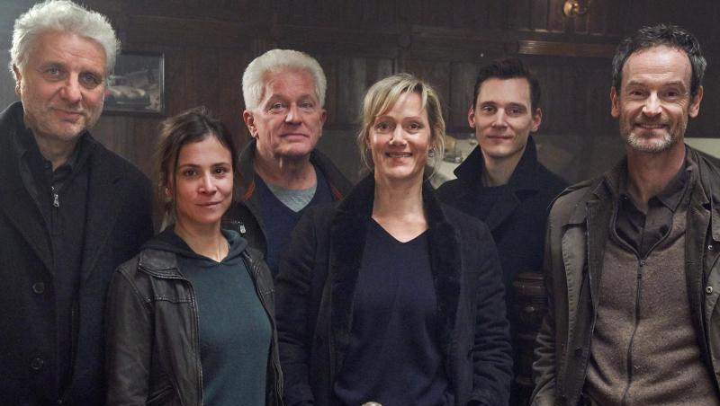 Udo Wachtveitl (l-r), Aylin Tezel, Miroslav Nemec, Anna Schudt, Rick Okon und Jörg Hartmann. "Tatort". Foto: Frank Dicks/WDR/X Filme Creative Pool/dpa Udo Wachtveitl (l-r), Aylin Tezel, Miroslav Nemec, Anna Schudt, Rick Okon und Jörg Hartmann. "Tatort". Foto: Frank Dicks/WDR/X Filme Creative Pool/dpa