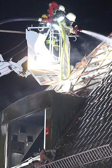 Bei dem Brand wurden drei Menschen verletzt.