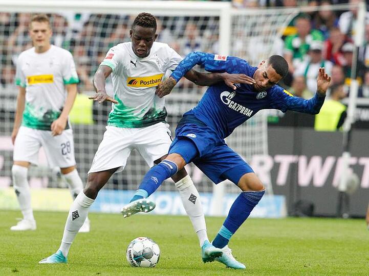 Gladbachs Denis Zakaria (l) im Duell mit dem Schalker Omar Mascarell.