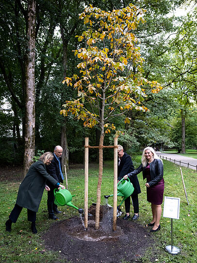 (v.l.) Jill Gallard, britische Botschafterin in Deutschland, Jost Albert, Gartendirektor der bayerischen Seen und Schlösser Verwaltung, Gabriele Bschorr, Bund deutscher Baumschulen, und Melanie Huml (CSU), Europaministerin von Bayern, pflanzten zum Gedenken an die verstorbene Königin Elizabeth II. eine Rosskastanie im Englischen Garten.