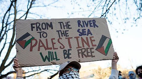 Der umstrittene Slogan "From the river to the Sea" darf am Samstag nicht auf einer Demonstration in München skandiert oder auf eine andere Art verbreitet werden. (Archivbild)