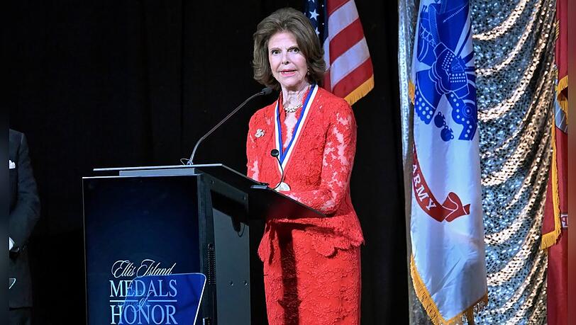 K&ouml;nigin Silvia nahm die Ehrenmedaille stolz entgegen. In ihrem roten Look zog sie alle Blicke auf sich.