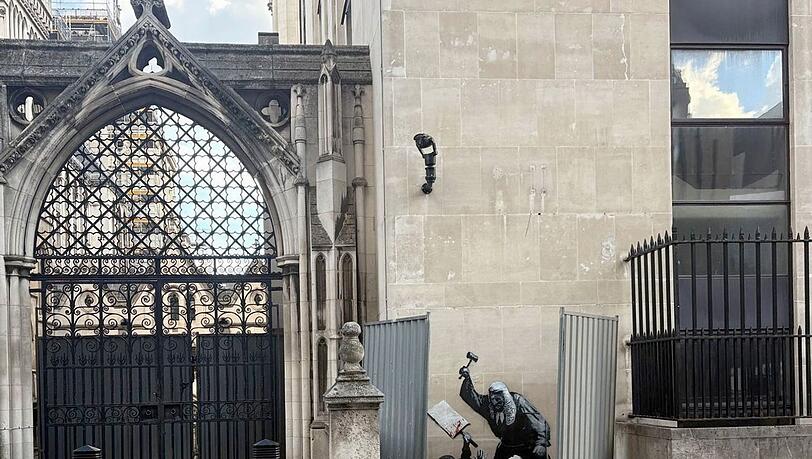Ein neues Kunstwerk des Stra&szlig;enk&uuml;nstlers Banksy ist an der Fassade des Royal Courts of Justice in London zu sehen und zeigt einen Richter, der einen Demonstranten mit einem Hammer schl&auml;gt.