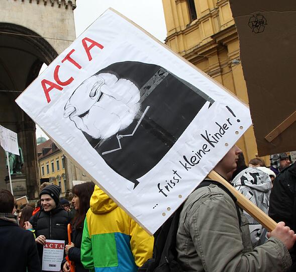Affige Kostüme, witzige Plakate und viele Masken: Die Bilder von der Anti-ACTA-Demo in München