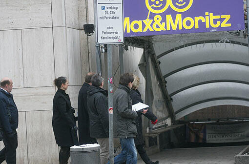 Die Verfahrensbeteiligten vor dem Club Max & Moritz am Maximiliansplatz.