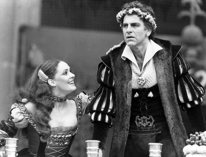 Maximilian Schell als "Jedermann" und Christine Buchegger als "Buhlschaft" in dem Theaterstück "Jedermann" bei den Salzburger Festspielen 1978.