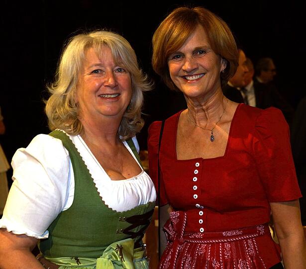 Die AZ-Landtagskorrespondentin Angela Böhm mit Karin Seehofer.