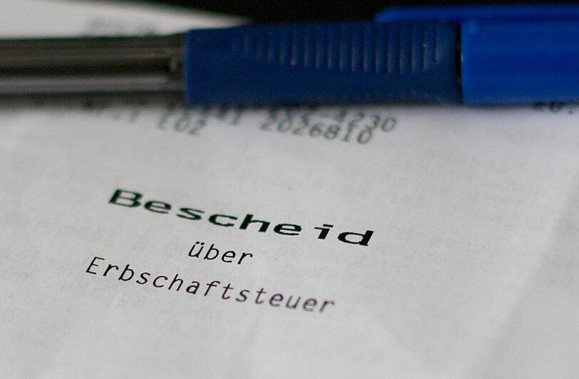 Bescheid über die Erbschaftsteuer. Nach dem Bundestag stimmt der Bundesrat über die Neuregelung zur Steuerbegünstigung von Firmenerben ab.