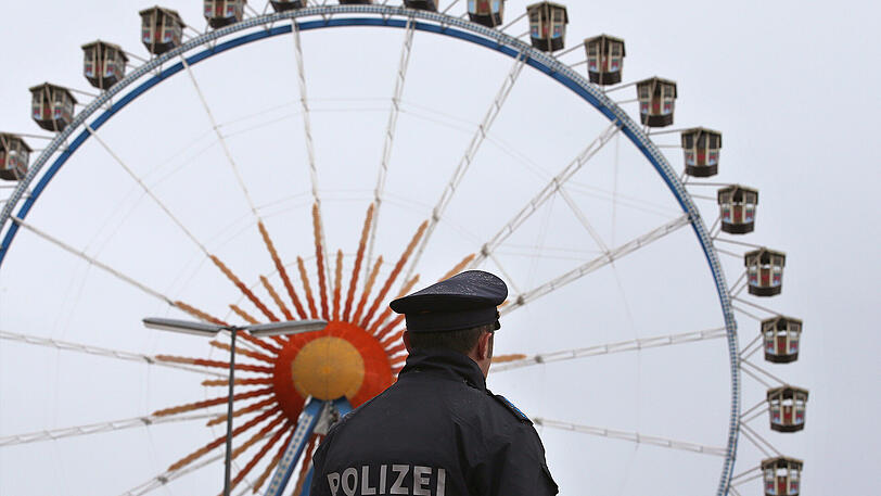 Die Polizisten haben auf der Wiesn alle Hände voll zu tun. (Archivbild)