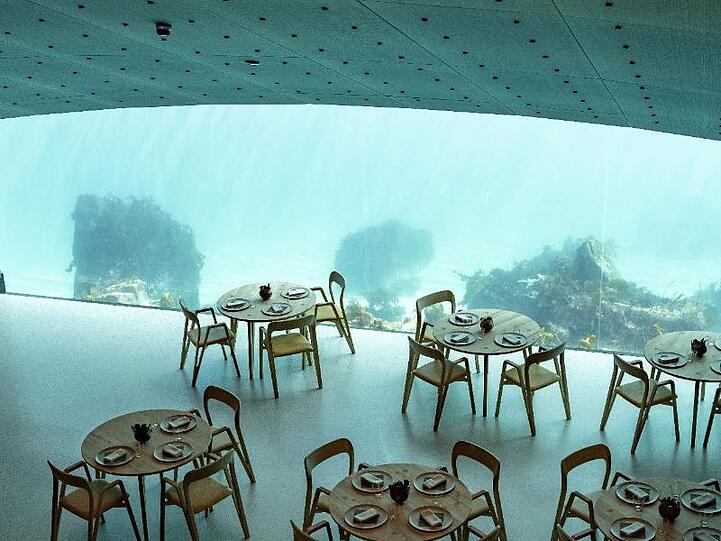 Blick in den Speisesaal des Unterwasserrestaurants "Under" an der Südküste Norwegens.
