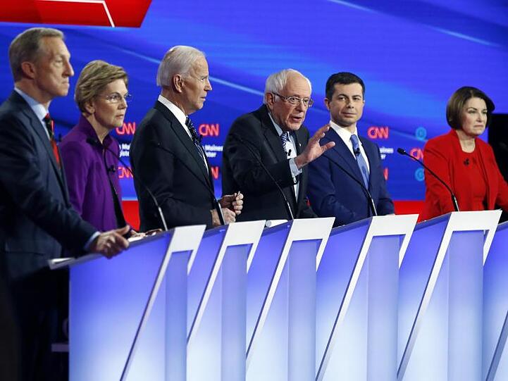 Die demokratischen Präsidentschaftsbewerber Tom Steyer (l-r), Elizabeth Warren, Joe Biden, Bernie Sanders, Pete Buttigieg und Amy Klobuchar während der letzten Fernsehdebatte vor den Vorwahlen.