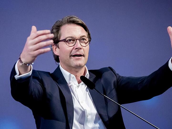 Andreas Scheuer (CSU) gestikuliert während eines Beitrags am Rednerpult. Foto: Christoph Soeder/Archiv