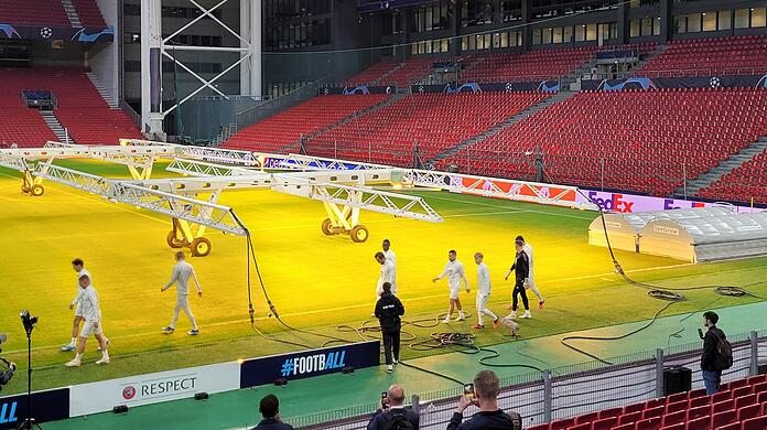 Die Bayern-Stars kommen am Montag zum Abschlusstraining ins Stadion von Kopenhagen. Währenddessen wird ein Teil des Spielfelds noch mit speziellem Infrarotlicht behandelt. Ob's hilft?