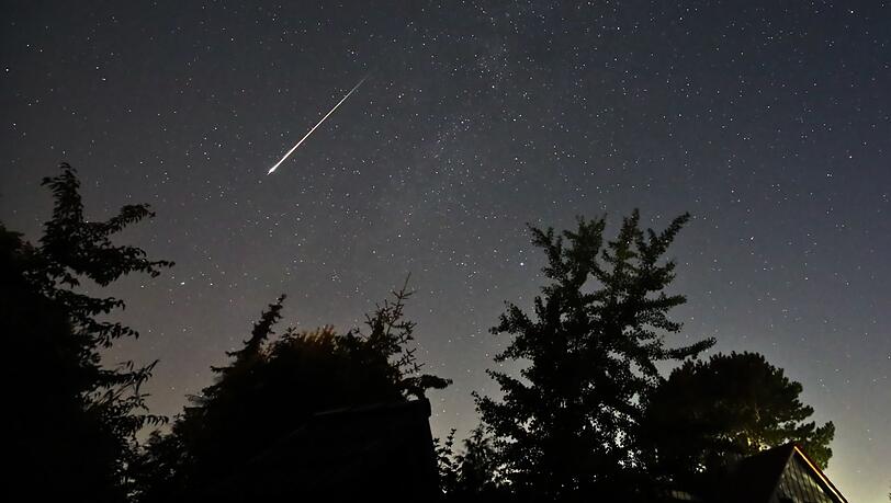 Sternschnuppen der Perseiden über einem nächtlichen Himmel. (Symbolbild)