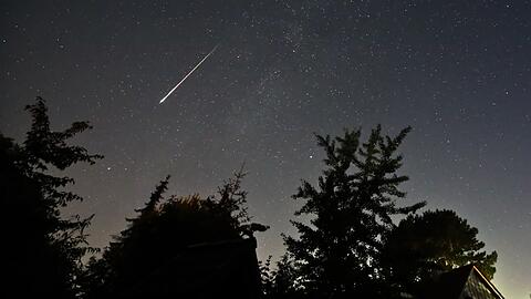 Sternschnuppen der Perseiden über einem nächtlichen Himmel. (Symbolbild)