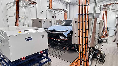 Hyundai prüft seine Europa-Modelle in Rüsselsheim mit modernen Anlagen.