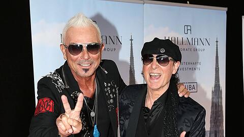 Gitarrist Rudolf Schenker (l.) und S&auml;nger Klaus Meine haben mit ihrer Band Scorpions eine Weltkarriere hingelegt. Sie sind in der neuen Staffel die Special Guests f&uuml;r einen Abend.