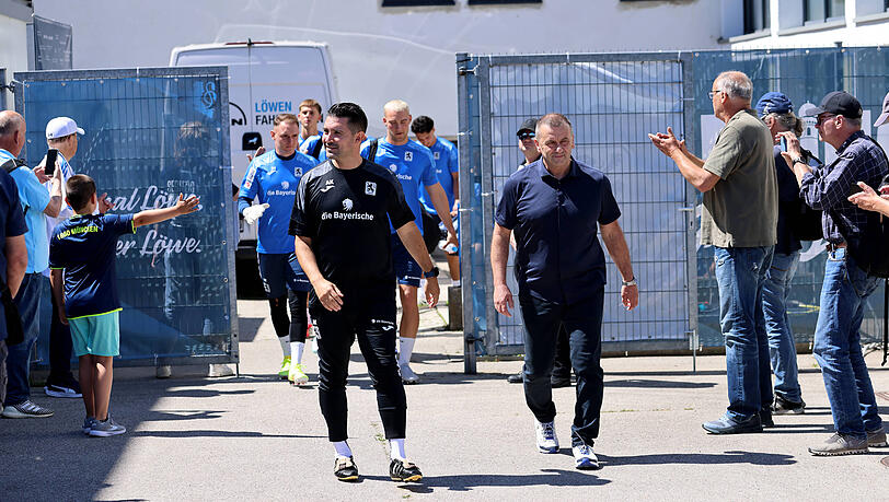 Trainer Alper Kayabunar, Geschäftsführer Manfred Paula und die Mannschaft wurden beim Trainingsauftakt von zahlreichen Fans begrüßt. Trainer Alper Kayabunar, Geschäftsführer Manfred Paula und die Mannschaft wurden beim Trainingsauftakt von zahlreichen Fans begrüßt.