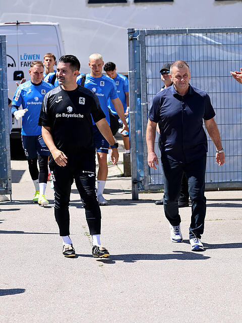 Trainer Alper Kayabunar, Gesch&auml;ftsf&uuml;hrer Manfred Paula und die Mannschaft wurden beim Trainingsauftakt von zahlreichen Fans begr&uuml;&szlig;t.