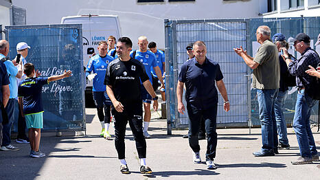 Trainer Alper Kayabunar, Gesch&auml;ftsf&uuml;hrer Manfred Paula und die Mannschaft wurden beim Trainingsauftakt von zahlreichen Fans begr&uuml;&szlig;t.